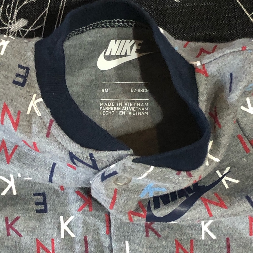 NWT NIKE AIR LOGO KIDS BUTTON ONESIE FOOTSIE 6M - Picture 5 of 13